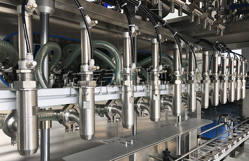 告別人工時(shí)代，辣椒醬灌裝成套設(shè)備成為智能化趨勢